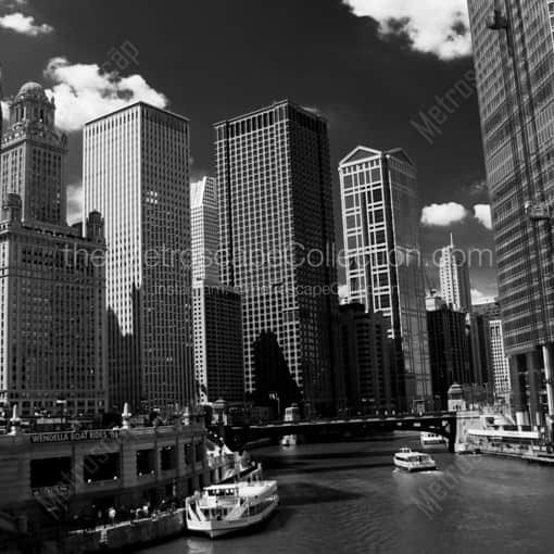 Chicago Framed Photos of The Wendella Boat Tours Load Up for another Architectural Tour on the Chicago River The Wendella Boat Tours Load Up for another Architectural Tour on the Chicago River -- Chicago Black and White Framed Photos
