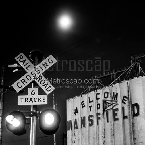 Welcome to Mansfield Grain Elevator -- Mansfield Black and White Photos