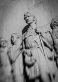 Vertical Davey Crockett on the Cenotaph black and white Photos